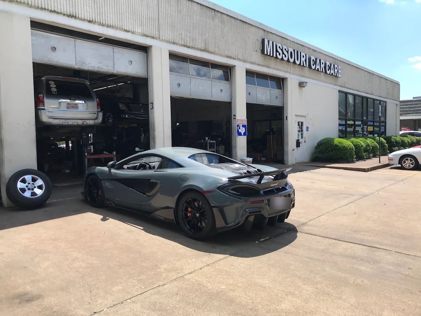 McLaren 600LT in front of Missouri Car Care